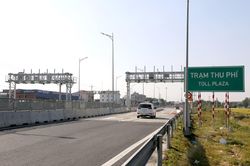 Đề xuất th&iacute; điểm l&agrave;n vượt xe tr&ecirc;n cao tốc từ qu&yacute; IV/2026