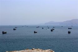 Việc bảo đảm tự do hàng hải ở eo biển Hormuz: Nhìn từ khoảng cách trong quan điểm Mỹ-Iran