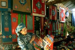 Giữ nghề dệt lanh, nối d&agrave;i mạch nguồn văn h&oacute;a M&ocirc;ng