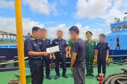 Hải quan ph&aacute;t hiện t&agrave;u chở lậu hơn 70.000 l&iacute;t dầu