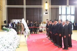 Các hội, đoàn người Việt Nam tại Lào viếng đồng chí Xaysomphone Phomvihane