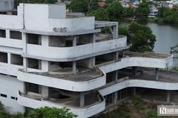 Cảnh vắng lặng ở dự án tổ hợp thương mại hơn 200 tỷ đồng ven sông Hương