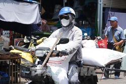 Huế 'hầm hập' 38 độ C, người d&acirc;n mưu sinh dưới nắng như đổ lửa