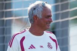 Mourinho tuyên bố không cần nghỉ, nhắn nhủ đầy ẩn ý đến Guardiola