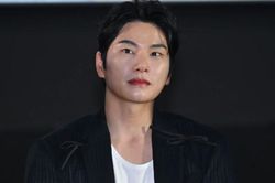 Lee Yi Kyung đã quỳ gối cảm ơn ủng hộ phim Mẹ ơi, về nhà
