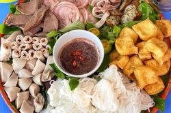 Những món ăn vỉa hè khiến du khách dễ phải lòng Hà Nội