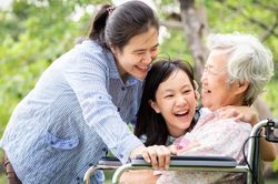 Diễn đ&agrave;n th&aacute;ng 8: Con g&aacute;i c&oacute; tr&aacute;ch nhiệm với cha mẹ đẻ như con trai