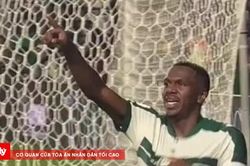 Cầu thủ của Coritiba bất ngờ rơi xuống đường hầm khi ăn mừng bàn thắng 'hụt'