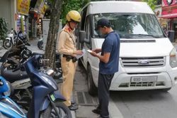 Từ hôm nay (10/8), xe hợp đồng đón trả khách sai chỗ sẽ bị rút giấy phép