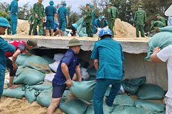 Huế khẩn trương khắc phục sạt lở ven biển, tính phương án thoát lũ tổng thể
