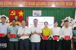 Trang bị kiến thức dân tộc cho cán bộ xã Sơn Kiên