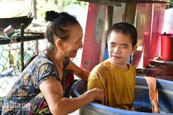 NỖI ĐAU DA CAM - Kỳ 2: Một ngày chăm bốn người con