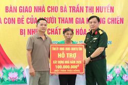 Bắc Ninh: B&agrave;n giao nh&agrave; cho con đẻ của nạn nh&acirc;n da cam ở phường Phương Liễu