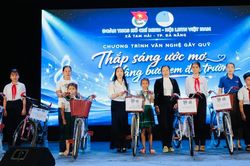 Tiếp sức học sinh khó khăn trước thềm năm học mới