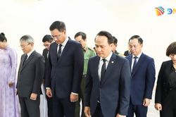 Đoàn lãnh đạo thành phố viếng Chủ tịch Quốc hội Lào Xaysomphone Phomvihane tại Tổng Lãnh sự quán Lào ở Đà Nẵng