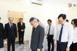 Đoàn lãnh đạo thành phố viếng đồng chí Xaysomphone Phomvihane tại Tổng Lãnh sự quán Lào ở Đà Nẵng
