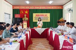 Đồng ch&iacute; Huỳnh Thị Hằng khảo s&aacute;t việc sắp xếp, hoạt động của Ban C&ocirc;ng t&aacute;c Mặt trận tại x&atilde; Nam C&aacute;t Ti&ecirc;n