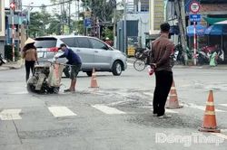 Đang khắc phục hư hỏng mặt đường Đoàn Thị Nghiệp
