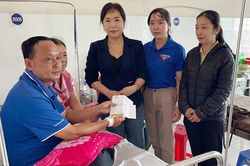 Xã Tân Phú Trung: Thăm cán bộ Tổ Phòng chống tội phạm bị thương khi đang làm nhiệm vụ