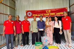 Xã Long Phú Thuận: Bàn giao 7 căn nhà Tình thương cho hộ nghèo