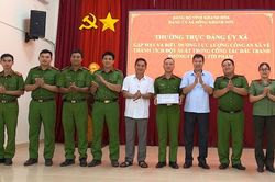 Xã Đông Khánh Sơn khen thưởng đột xuất Công an xã trong đấu tranh phòng, chống tội phạm