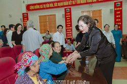 Phó Chủ tịch Quốc hội Nguyễn Thị Hồng thăm, tặng quà nạn nhân chất độc da cam và hộ nghèo tại xã Bình Lư