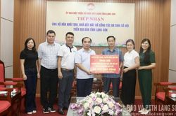 B&aacute;o v&agrave; PTTH Lạng Sơn trao kinh ph&iacute; ủng hộ chương tr&igrave;nh x&oacute;a nh&agrave; tạm, nh&agrave; dột n&aacute;t