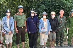 Công an xã Gia Hội kịp thời hỗ trợ 6 người dân mắc kẹt tại khu vực sạt lở