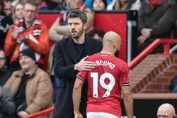 HLV Michael Carrick giải ph&oacute;ng Amad Diallo v&agrave; k&iacute;ch hoạt phong độ b&ugrave;ng nổ của Bryan Mbeumo tại MU