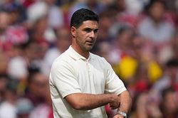 Thất bại 2-3 trước Dortmund buộc HLV Mikel Arteta thúc giục Arsenal mua thêm tân binh