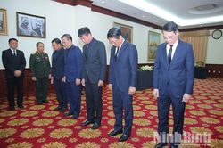Đo&agrave;n đại biểu tỉnh Ninh B&igrave;nh viếng Chủ tịch Quốc hội L&agrave;o Xaysomphone Phomvihane