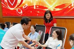 Ng&agrave;y hội hiến m&aacute;u t&igrave;nh nguyện &ldquo;Giọt hồng Đất Tổ&rdquo;