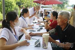 Phường Thống Nhất kh&aacute;m sức khỏe, s&agrave;ng lọc miễn ph&iacute; cho người d&acirc;n