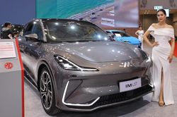 Giá xe điện toàn cầu lần đầu thấp hơn xe hybrid