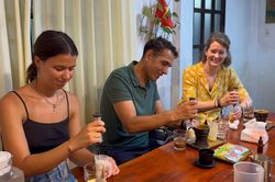 Khách Tây pha chế cà phê Việt