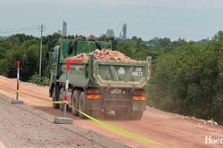 Dùng đất lẫn đá đắp nền đường tuyến cao tốc Cam Lộ - La Sơn: Đơn vị tư vấn giám sát, nhà thầu bảo đảm tiêu chuẩn kỹ thuật