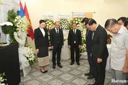 Đo&agrave;n đại biểu th&agrave;nh phố Huế viếng Chủ tịch Quốc hội L&agrave;o Xaysomphone Phomvihane
