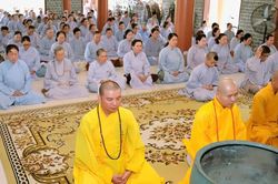 Kh&aacute;nh H&ograve;a: Ch&ugrave;a Phước Huệ tổ chức kh&oacute;a tu B&aacute;t quan trai, tặng học bổng đến học sinh c&oacute; ho&agrave;n cảnh kh&oacute; khăn