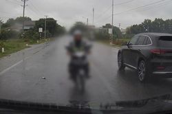 Lấn làn vượt ẩu, ô tô húc văng người đi xe máy