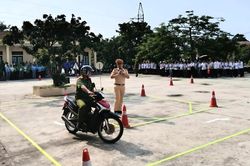 CSGT Ninh Bình hướng dẫn kỹ năng lái xe an toàn cho cho thanh thiếu niên