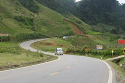 Đề xuất thí điểm cấm mượn làn ngược chiều để vượt xe trên quốc lộ 6