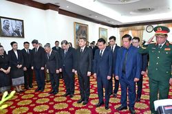 Đo&agrave;n Ch&iacute;nh phủ Việt Nam viếng Chủ tịch Quốc hội L&agrave;o Saysomphone Phomvihane