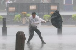Bão Dolphin đổ bộ vào Trung Quốc gây mưa lớn, hàng trăm nghìn người sơ tán khẩn cấp