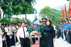 Phó Chủ tịch Quốc hội Nguyễn Thị Hồng dự Lễ truy điệu và an táng 47 hài cốt liệt sĩ tại Lai Châu