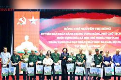 Phó Chủ tịch Quốc hội Nguyễn Thị Hồng thăm, tặng quà hộ nghèo, nạn nhân chất độc da cam tại xã Bình Lư, Lai Châu