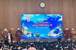 Học sinh lớp 6 Trường THCS Giảng Võ giao lưu với robot AI ngày đầu đến trường