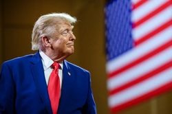 &Ocirc;ng Trump: 'Mỹ đang xử l&yacute; vấn đề Iran một c&aacute;ch k&iacute;n đ&aacute;o'