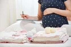 Mẹ bầu sắp sinh nên chuẩn bị gì cho bé? Danh sách đồ sơ sinh vừa đủ, tránh mua thừa