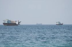 Giá dầu tăng trở lại khi triển vọng mở cửa eo biển Hormuz mờ mịt