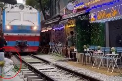 C&ocirc; g&aacute;i bị t&agrave;u hỏa hất văng điện thoại ở phố 'C&agrave; ph&ecirc; đường t&agrave;u'